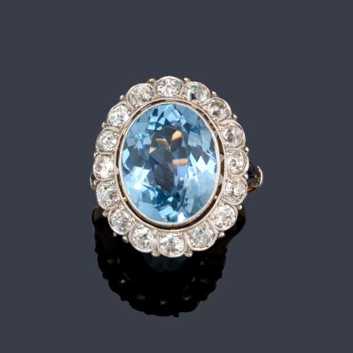 Anillo con espinela azul sintética talla oval con orla de diamantes talla antigua. Ppios S. XX.