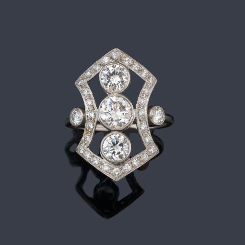 Anillo lanzadera estilo 'art decó' con brillantes de aprox. 1,97 ct en total.