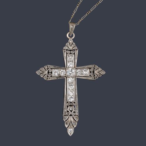 Cruz calada 'art decó' con diamantes talla transición de aprox. 1,50 ct en total. Años '30.