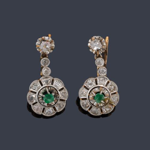 Pendientes largos con pareja de esmeraldas y diamantes talla antigua. Ppios S. XX.