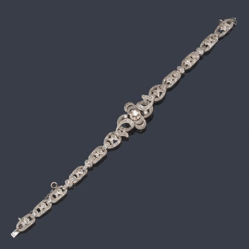  Pulsera de pedida con diamantes talla rosa y brillante central en montura de oro blanco de 18K.
