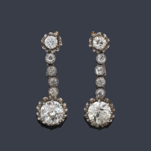  Pendientes largos con pareja de diamantes talla antigua de aprox. 1,35 ct cada uno, con hilera superior de aprox. 1,30 ct en total. Años '30.