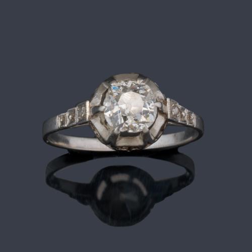  Solitario con diamante talla antigua de aprox. 0,60 ct en montura de oro blanco de 18K.