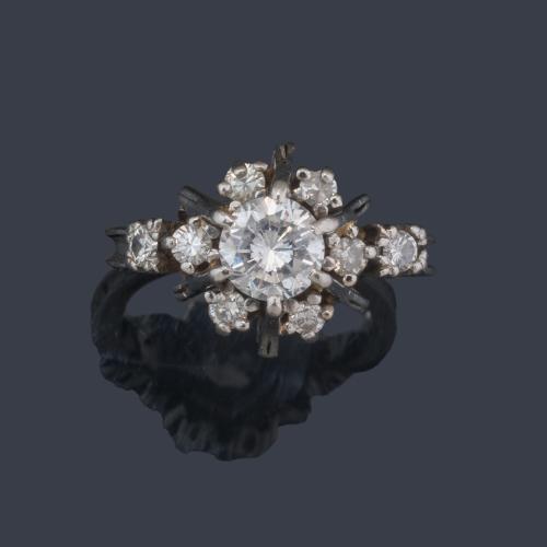  Anillo con brillante central de aprox. 0,82 ct con orla de brillantes en montura de platino.
