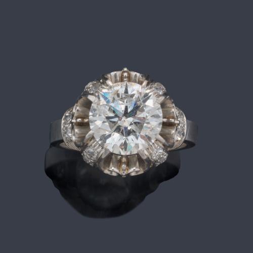  Solitario con brillante central de 4,02 ct en montura de platino. Certificado HRD.