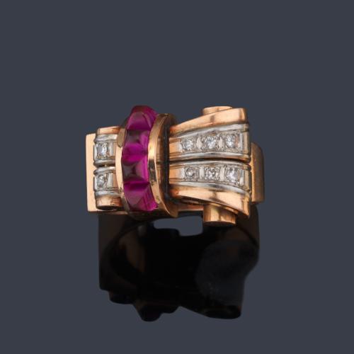 Anillo 'chevalier' con motivo ondulado con diamantes talla 8/8 de aprox. 0,10 ct en total y rubíes sintéticos calibrados. Años '40.