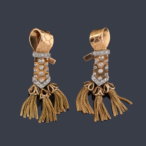 Pendientes retro con diseño de banda articulada con brillantes engastados y remate con tres borlones. Años '40.