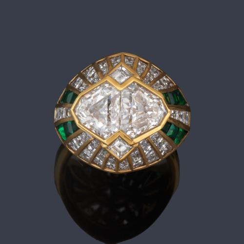 Anillo con diseño bombé con dos diamantes talla fantasía de aprox. 1,40 ct cada uno y diamantes talla carré y trapecio de aprox. 1,75 ct en total.