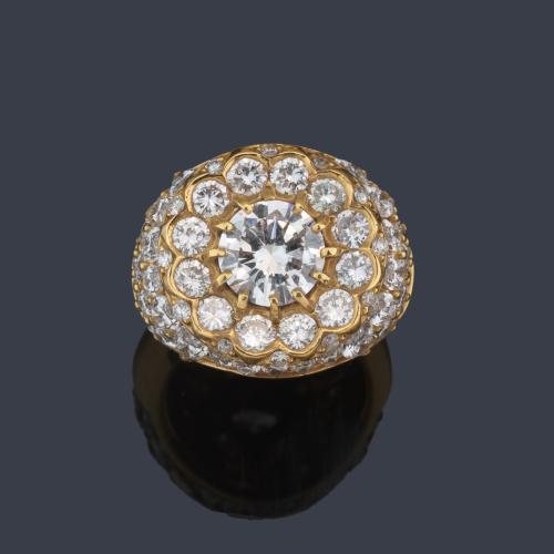 Anillo con brillante central de aprox. 1,85 ct con orla de brillantes de aprox. 0,84 ct en total.