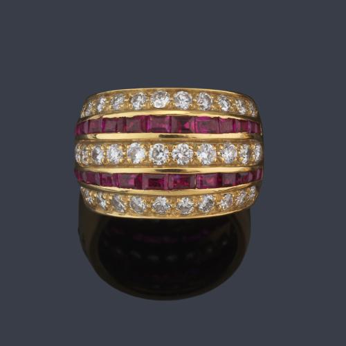 Anillo ancho con tres bandas de brillantes de aprox. 1,18 ct en total y rubíes calibrados.