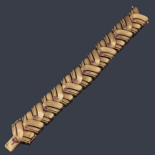 Pulsera años '40 con rubíes talla redonda con diseño en forma de espiga con motivo en cordoncillo, realizado en montura de oro amarillo de 18K.