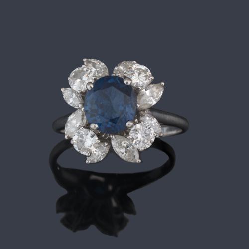 Anillo con diseño de flor con zafiro talla 'cushion' con orla de diamantes talla marquís y brillantes de aprox. 2,00 ct en total.