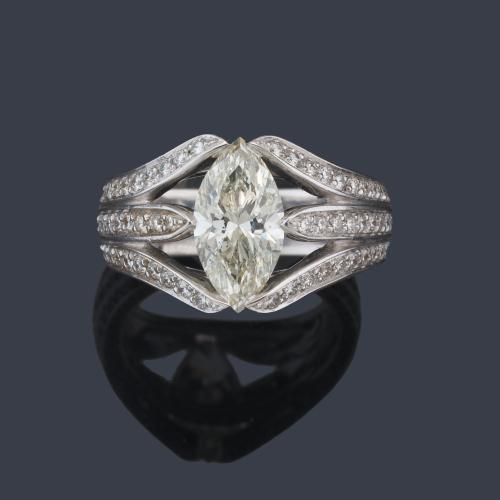 Anillo con diamante talla marquís de aprox. 1,80 ct en total y tres bandas de brillantitos en ambos lados.