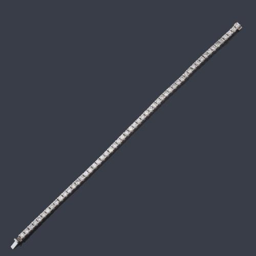 Pulsera rivière con banda de brillantes de aprox. 4,32 ct en total.