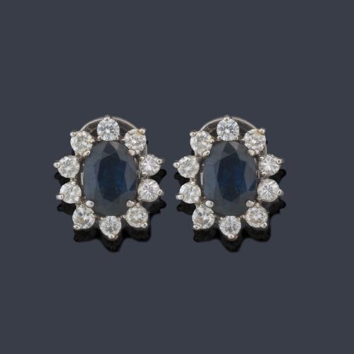 Pendientes cortos con pareja de zafiros talla oval de aprox. 0,85 ct cada uno y orla de brillantes.