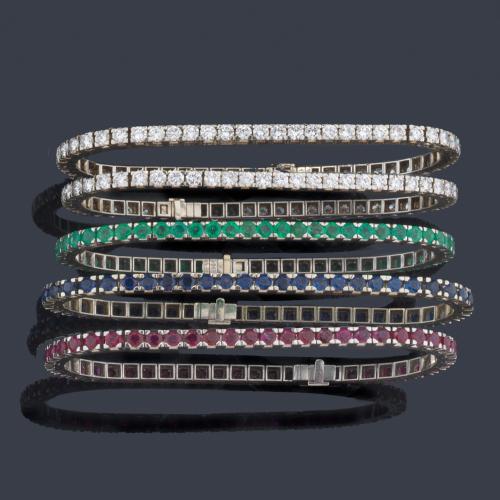 Cinco pulseras rivières, dos de ellas de brillantes de aprox. 11,00 ct en total, con zafiros, esmeraldas y rubíes.