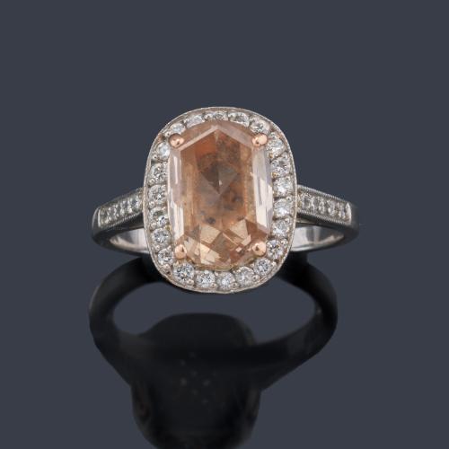 Anillo con diamante 'fancy pink-brown' talla fantasía de aprox. 1,51 ct con orla de brillantes de aprox. 0,45 ct en total.