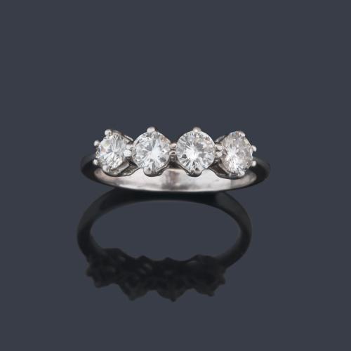 Media alianza con cuatro brillantes de aprox. 1,20 ct en total.