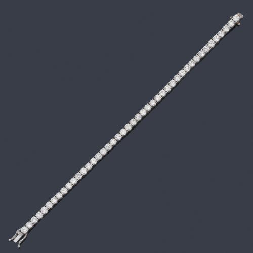 Pulsera rivière con banda de brillantes de aprox. 10,06 ct en total.