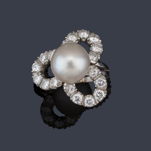  Anillo con perla central de aprox. 10,74 mm y tres motivos circulares con brillantes de aprox. 1,80 ct en total.