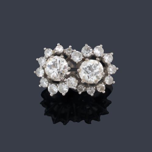 Anillo con dos diamantes talla antigua con orla de diamantes talla 8/8 de aprox. 2,15 ct en total.