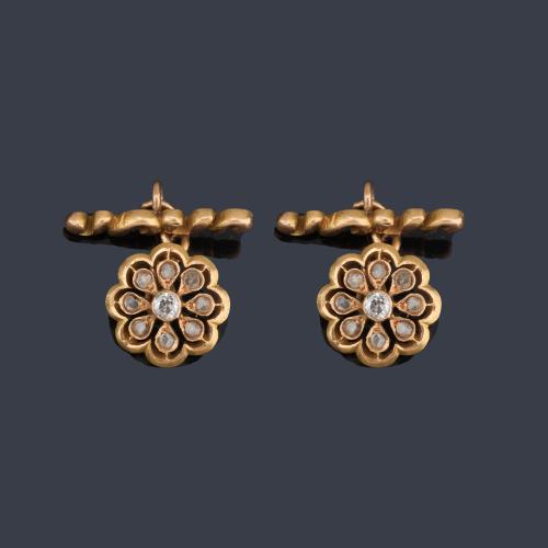  Gemelos con diseño de roseta con diamantes talla rosa de aprox. 0,40 ct en total, en montura de oro amarillo de 18K. Ppios S. XX.
