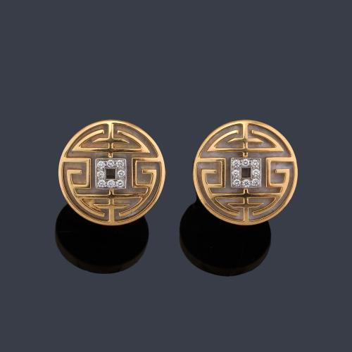 Gemelos circulares con diseño geométrico y centro de brillantes, realizado en oro amarillo de 18K.