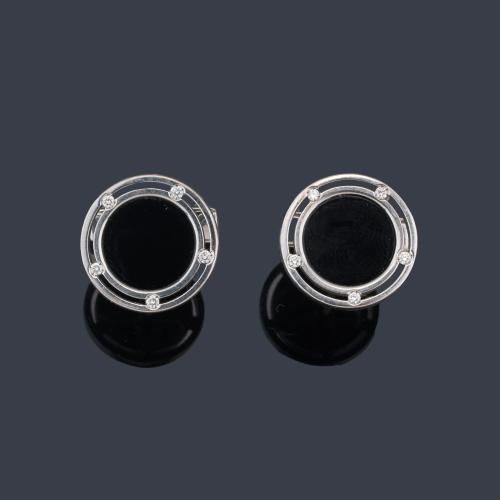  Gemelos circulares con placa de ónix y brillantitos en montura de oro blanco de 18K.