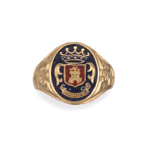  Anillo con escudo heráldico con esmalte policromado en montura de oro amarillo de 18K.