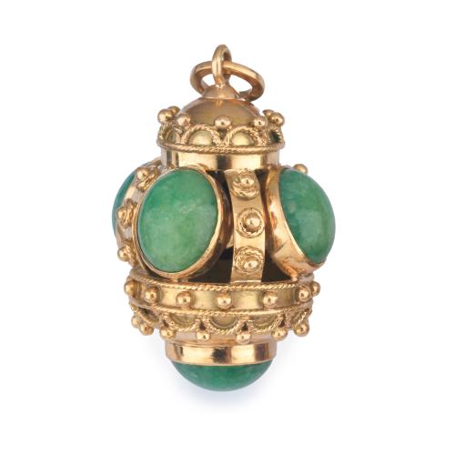 Colgante con cinco cuarzos verdes talla cabujón en montura de oro amarillo de 18K. S. XIX.