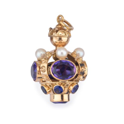 Colgante con diseño de corona realizado en oro amarillo de 18K, cuarzos amatistas y perlas. S. XIX.