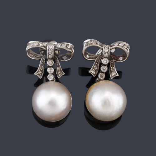 Pendientes largos con pareja de perlas japonesas y diamantes talla 8/8 de aprox. 0,58 ct en total. Años '50.