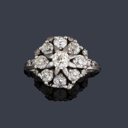 Anillo con diseño de rosetón de brillantes de aprox. 1,00 ct en total.