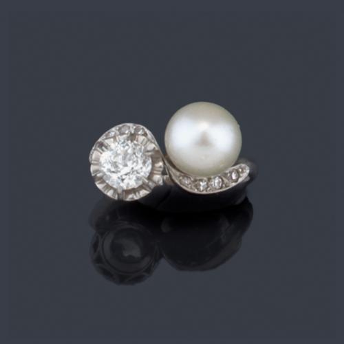 Anillo 'Tu y Yo' con perla de aprox. 8,18 mm y diamante talla antigua de aprox. 0,60 ct.