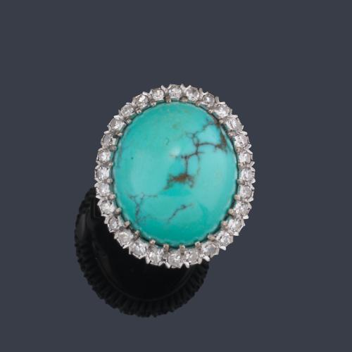 Anillo con turquesa talla cabujón con orla de diamantes talla 8/8 en montura de oro blanco de 18K.