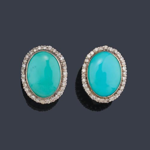  Pendientes cortos con pareja de turquesas talla cabujón con orla de brillantes.