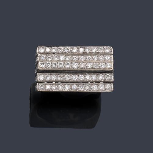  Anillo con cinco bandas de brillantes de aprox. 0,70 ct en total.