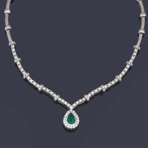 Collar con esmeralda talla perilla de aprox. 2,20 ct con orla y banda de brillantes de aprox. 1,90 ct en total.