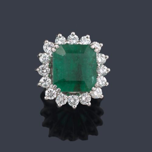 Anillo con esmeralda central de aprox. 4,00 ct con orla de brillantes.