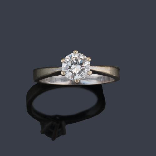 Solitario con brillante de aprox. 0,90 ct en montura de oro blanco de 18K.
