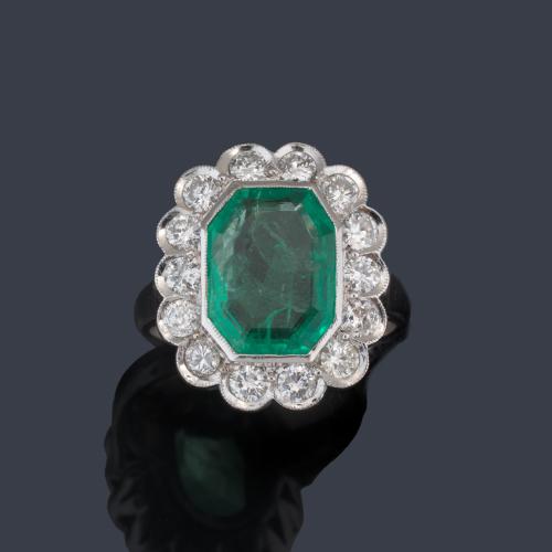 Anillo con esmeralda central de aprox. 3,70 ct con orla de brillantes de aprox. 0,80 ct en total.