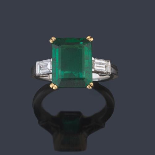 Anillo con esmeralda central de aprox. 5,08 ct con diamantes talla baguette de aprox. 0,83 ct en total. Certificado C. Dunaigre Switzerland.