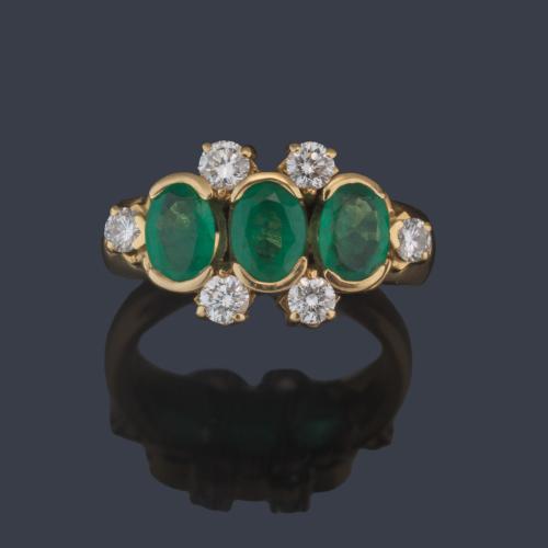  Anillo con tres esmeraldas talla oval de aprox. 2,50 ct en total con brillantes salpicados de aprox. 0,60 ct.