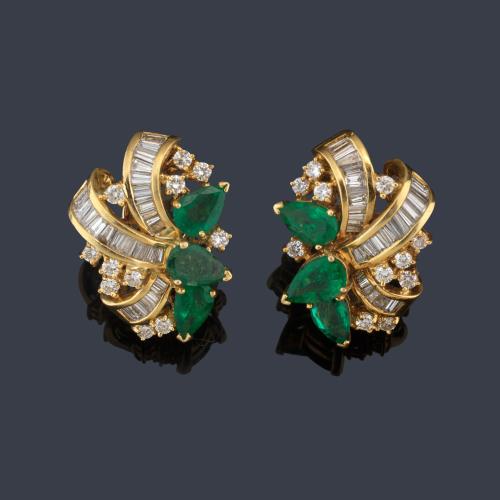 Pendientes cortos con esmeraldas talla perilla de aprox. 4,00 ct con bandas de diamantes talla baguette y brillante de aprox. 3,25 ct en total.