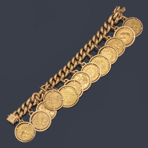 Pulsera con eslabones húngaros realizado en montura de oro amarillo de 18K con trece monedas colgadas de 22K.