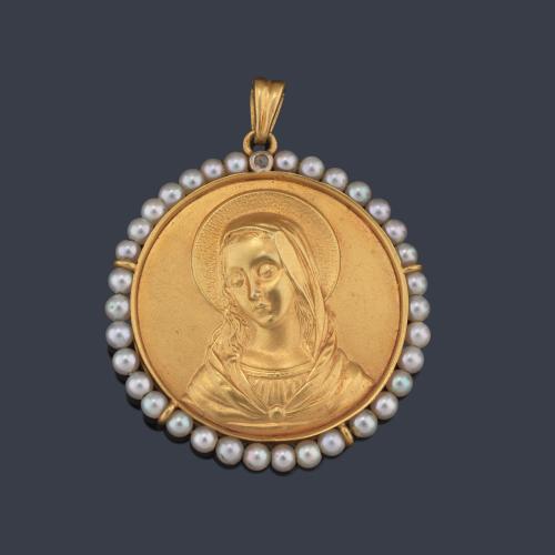 Medalla devocional con la Imagen de La Virgen realizada en oro amarillo de 18K con orla de perlitas.