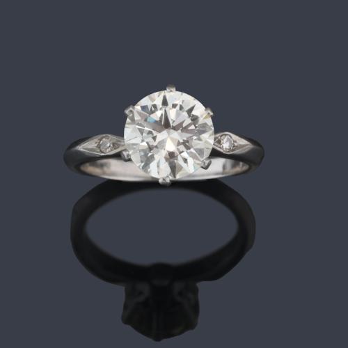 Solitario con diamante talla transición de aprox. 2,70 ct en montura de platino.