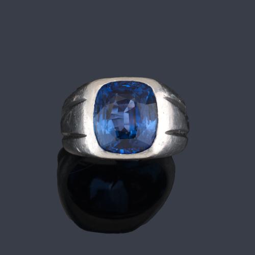 Anillo de caballero con zafiro talla 'cushion' de 9,35 ct en montura de platino. Certificado GRS.