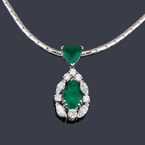 Collar con esmeralda talla triángulo de 1,63 ct y perilla de 3,00 ct con orla de diamantes talla brillante y marquís de aprox. 1,90 ct en total.