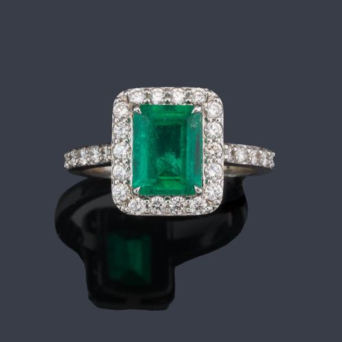 Anillo con esmeraldas central de aprox. 1,52 ct y orla de brillantes de aprox. 0,57 ct en total.